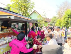 Emak-Emak Cluring Sambut Gembira Kedatangan Sat Binmas Polresta Banyuwangi