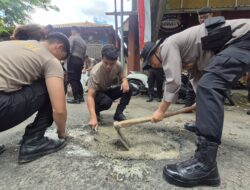 Polisi Gelar Gerakan Tambal Lubang Demi Keselamatan Pengguna Jalan di Banyuwangi