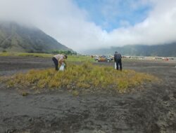 Gerakan Indonesia Asri, Polres Probolinggo Bersihkan Kawasan Wisata Bromo