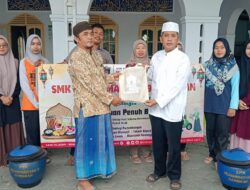 Siswa SMK Muhammadiyah 9 Gambiran Banyuwangi Berbagi Takjil di Bangorejo