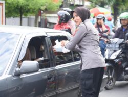 Polwan Bondowoso Bagikan 500 Takjil Siap Saji di Pasar Induk