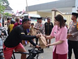 Polres Sumenep, Menyapa Masyarakat dan Pengendara Dengan Berbagai Takjil gratis