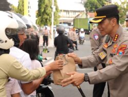 Berbagi Berkah Ramadan, Polresta Banyuwangi Bagikan Takjil Gratis kepada Masyarakat