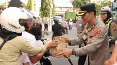 Berbagi Berkah Ramadan, Polresta Banyuwangi Bagikan Takjil Gratis kepada Masyarakat