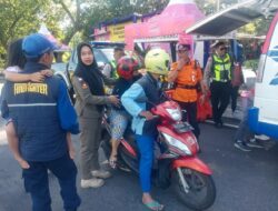 Personel Pos PAM Banyuwangi Kota Evakuasi Pengendara Sakit Saat Operasi Ketupat Semeru 2026