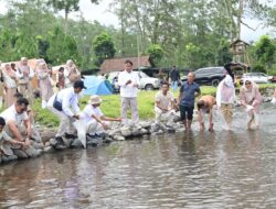 Ribuan benih Ikan dilarung dialiran sungai wisata Gerbang Raung, Upaya Jaga Ekosistem Sungai